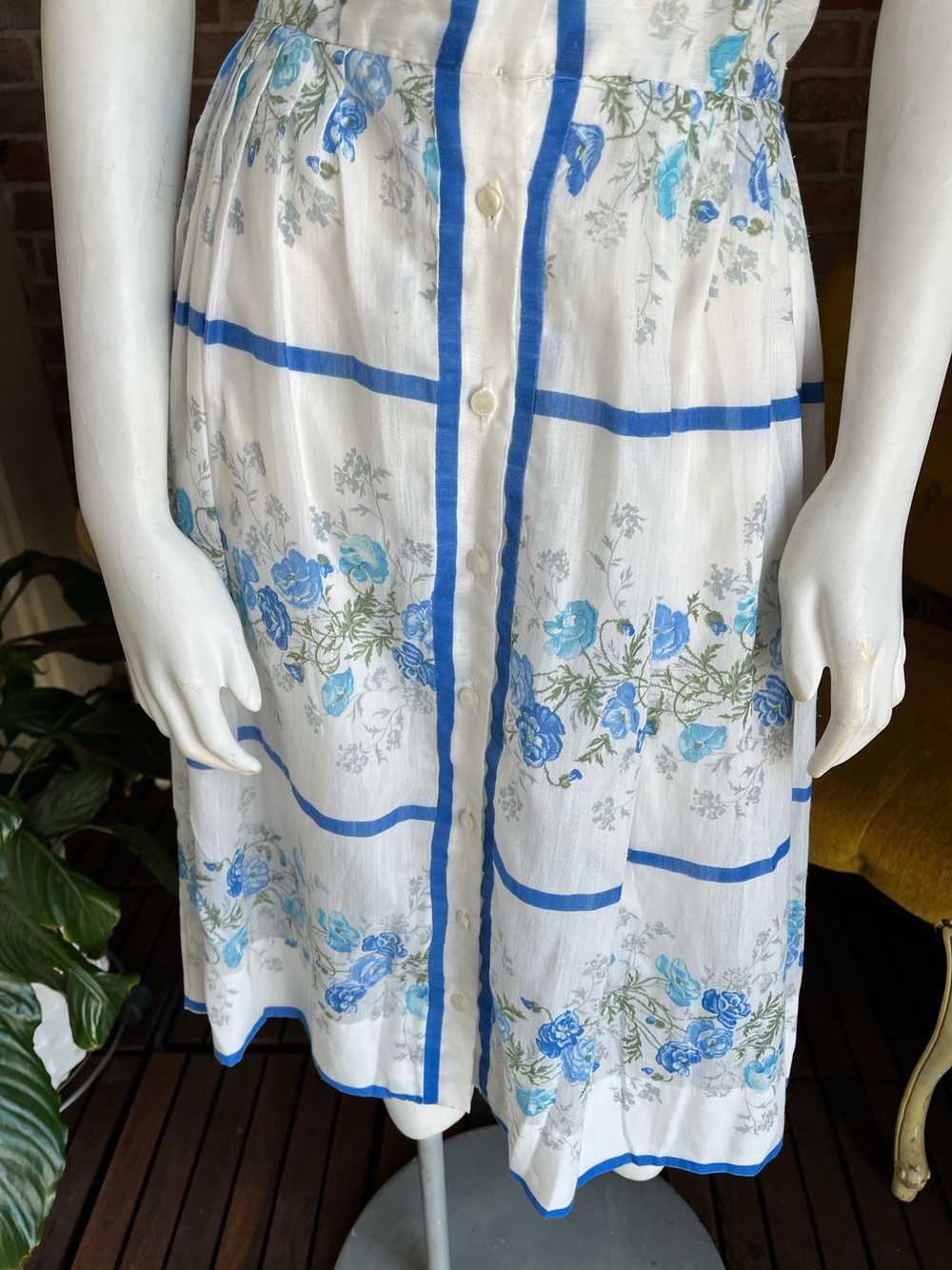 1950s Sheer Blue Roses Dress - image 7