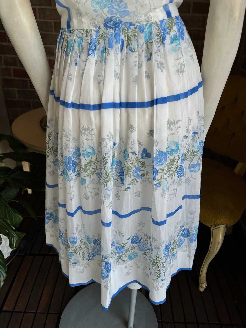 1950s Sheer Blue Roses Dress - image 9