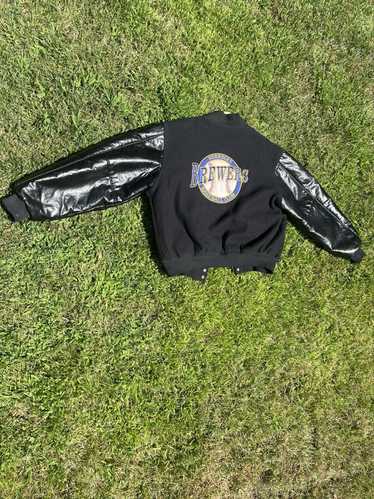 Foto: A jaqueta de baseball Supreme x Louis Vuitton custa originalmente  cerca de R$ 13 mil, mas é revendida online por até R$ 60 mil - Purepeople