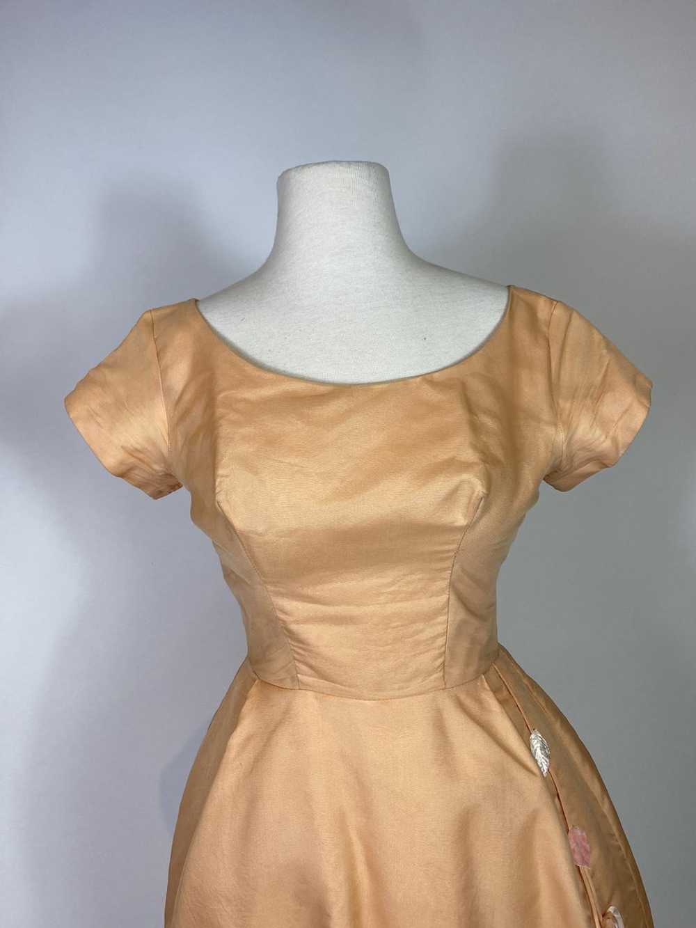 1950s Peach Floral Applique Dress - image 2