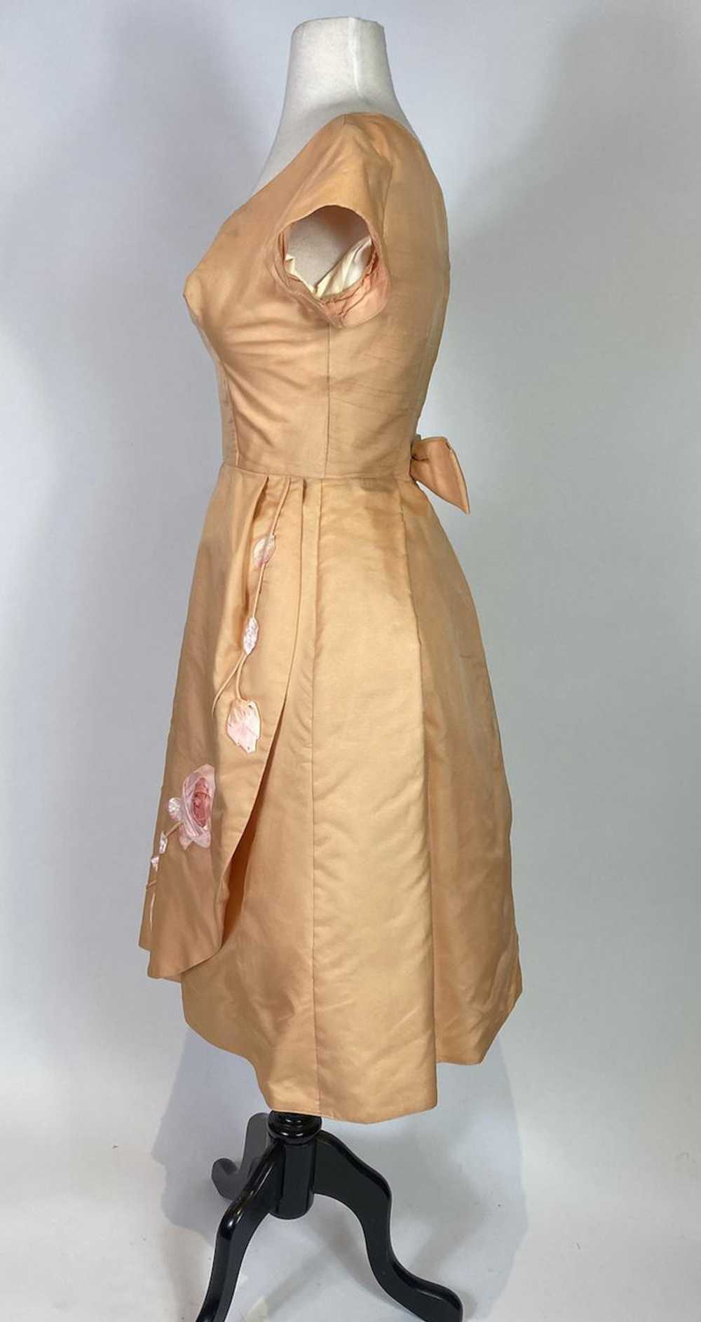 1950s Peach Floral Applique Dress - image 5