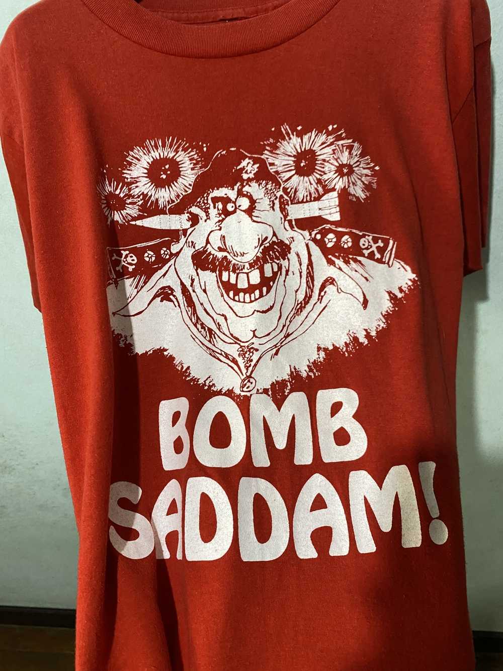 Art × Vintage Vintage 90s Bomb Saddam Hussein T-s… - image 2