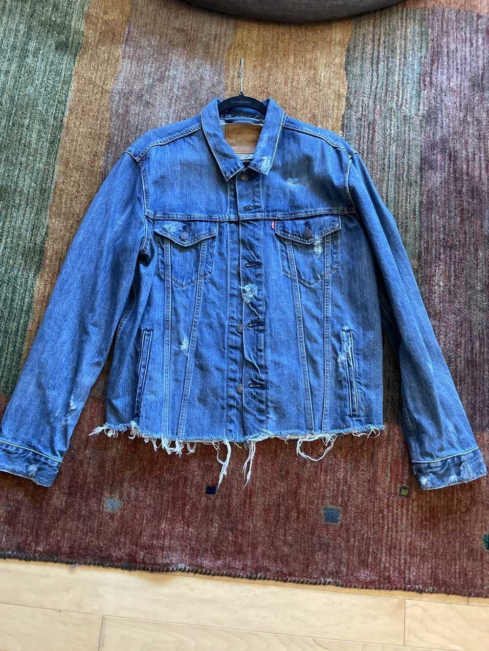 Vintage Distressed Cropped Levi’s denim jacket - image 1