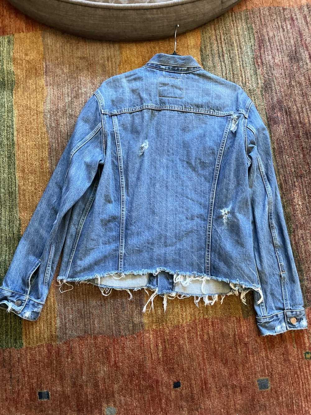 Vintage Distressed Cropped Levi’s denim jacket - image 4