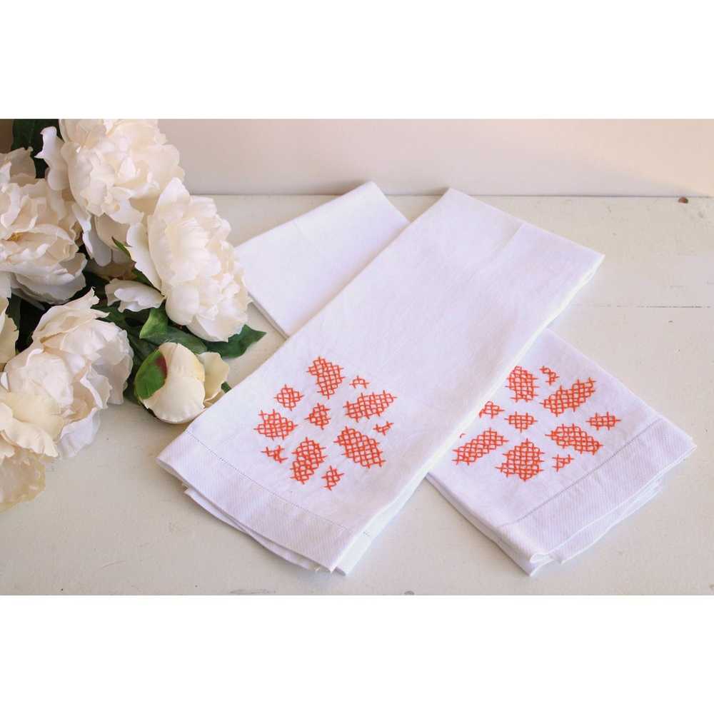 Vintage 1960s White Linen Set Of Hand Towels With… - image 1