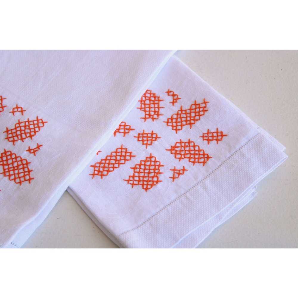 Vintage 1960s White Linen Set Of Hand Towels With… - image 3