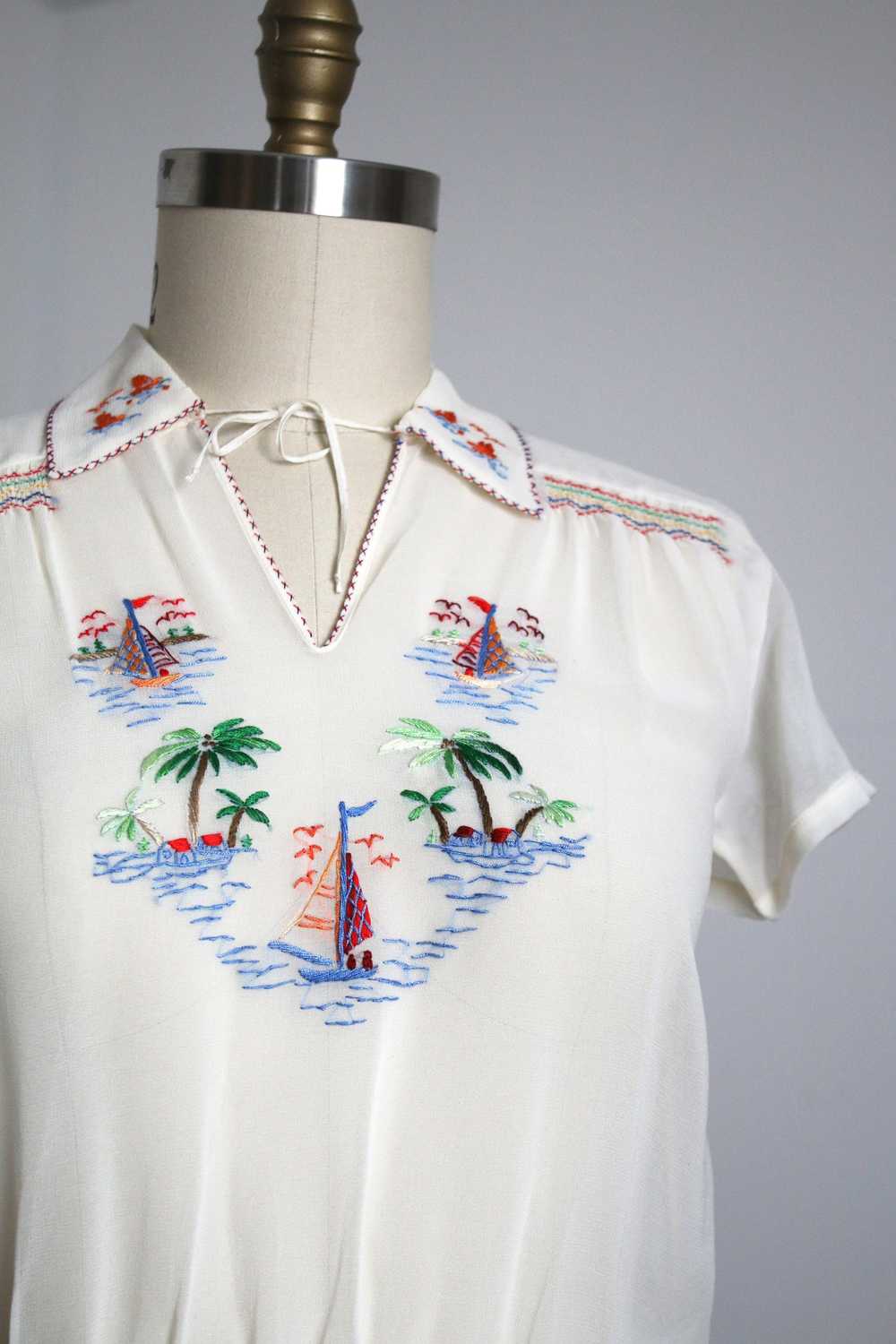vintage 1940s embroidered sailboat blouse {M} - image 3