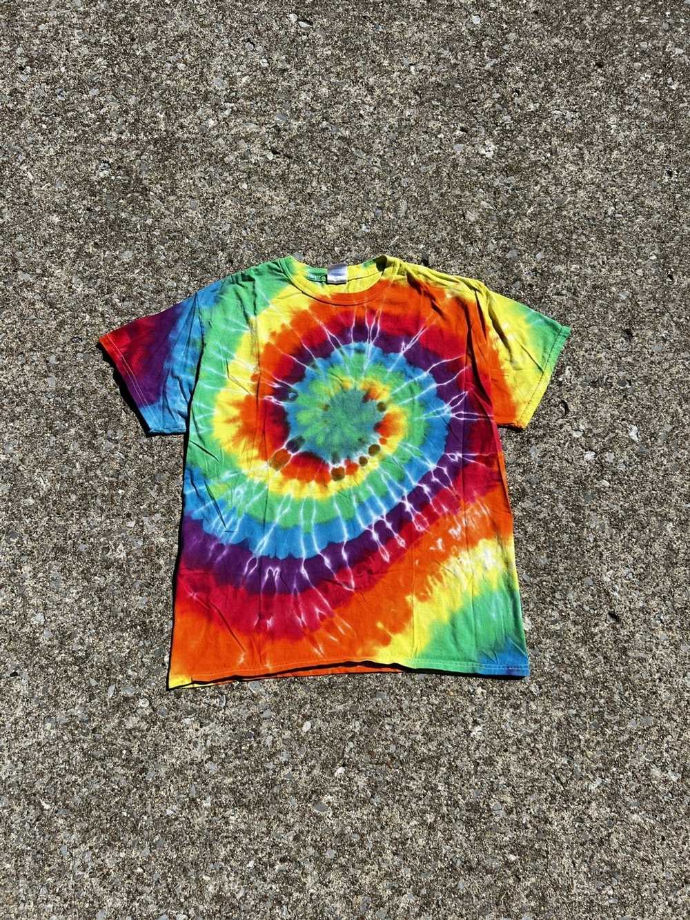 Gildan × Vintage Vintage 2000’s Spiral Rainbow Ti… - image 1