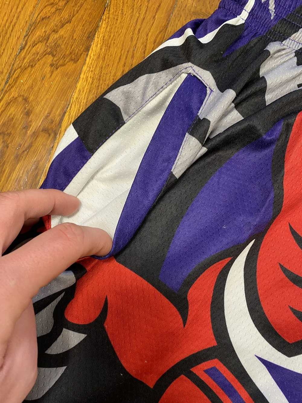 NBA × Vintage Vintage Toronto Raptors Shorts - image 5