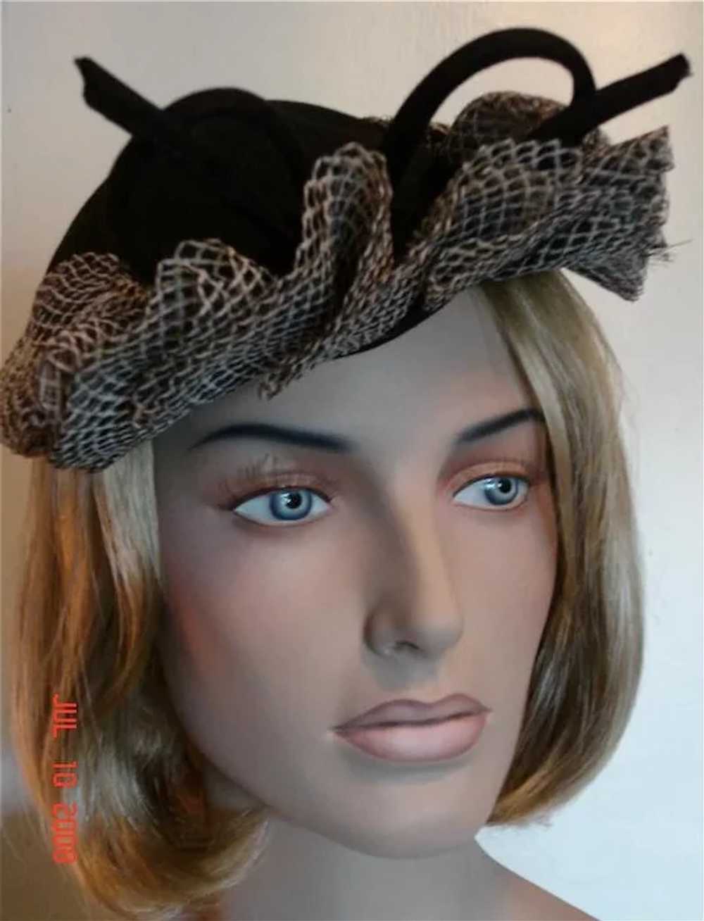 1940 Sophisticated Vintage Black &amp; White Felt… - image 3