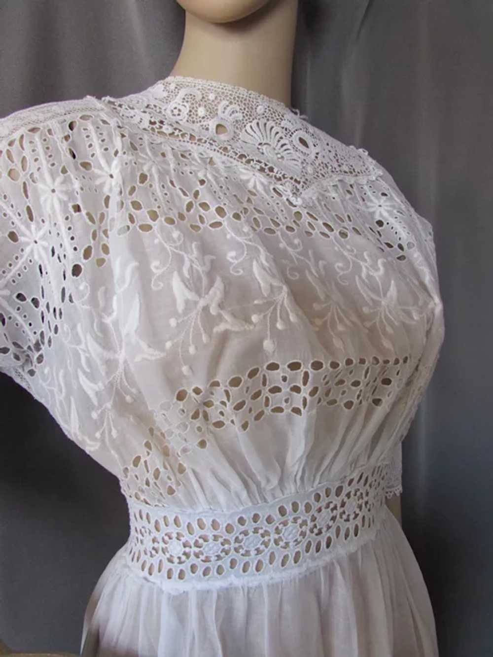 Exceptional Summer Dress Edwardian Era White Brod… - image 6