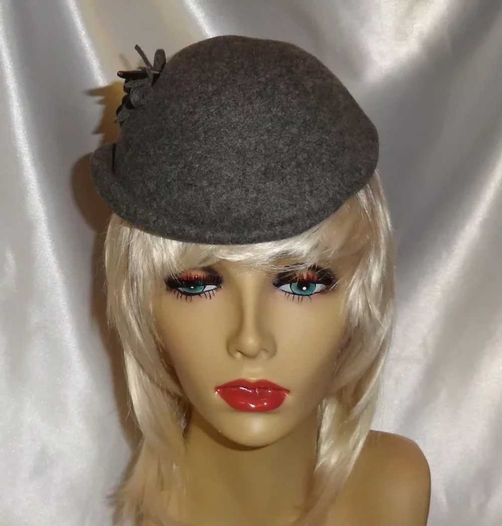 Vintage 1940's Gray Glenover Wool Hat with Feathe… - image 2