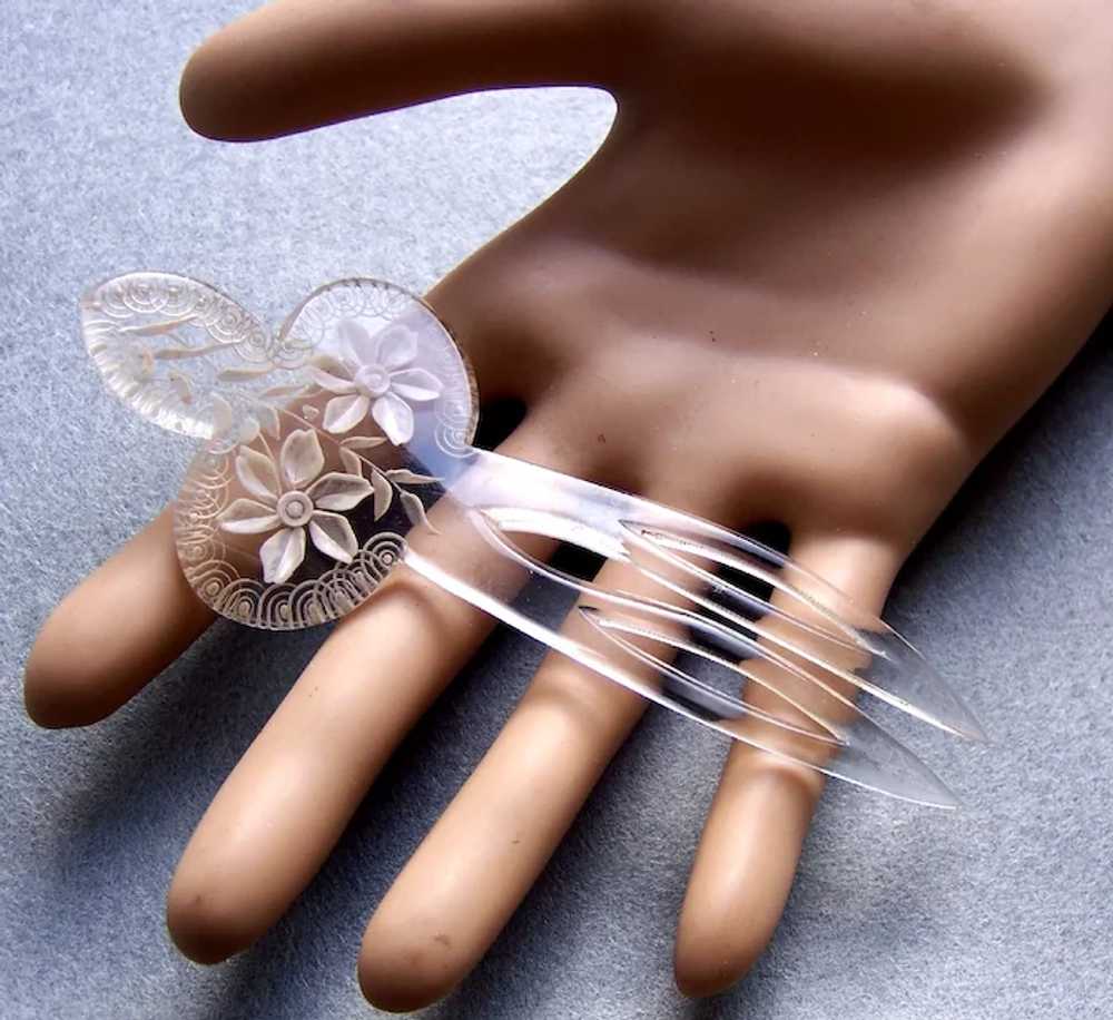Mid-Century hair comb engraved Lucite hair access… - image 4