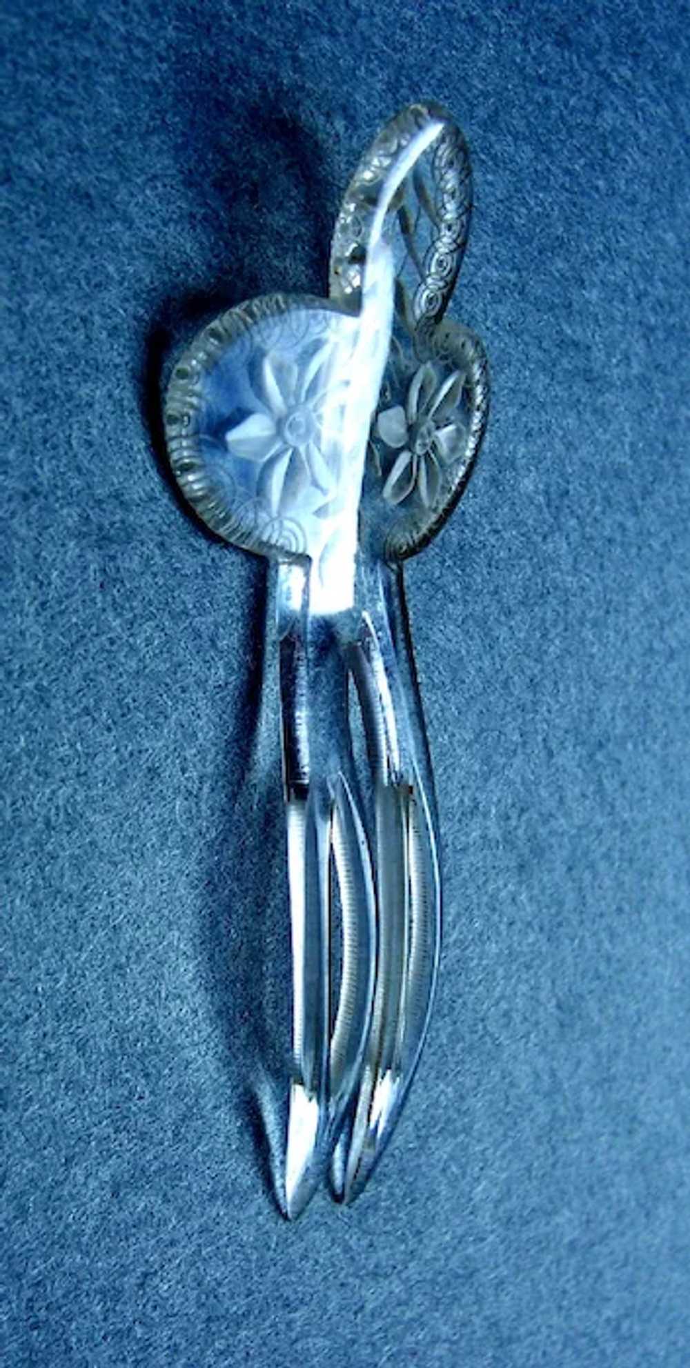 Mid-Century hair comb engraved Lucite hair access… - image 8