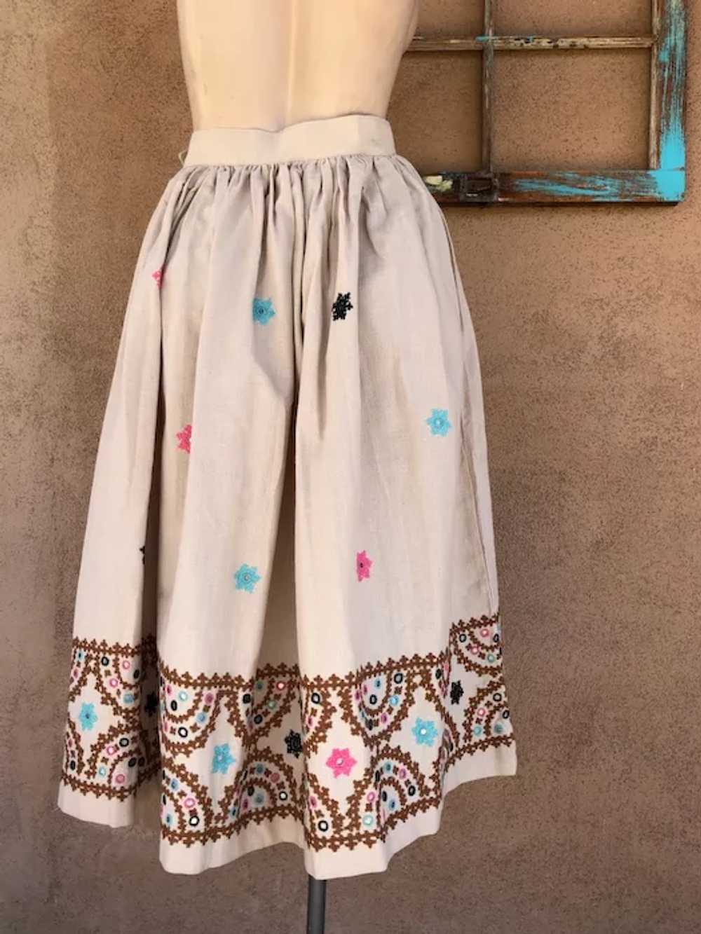 1950s Embroidered Linen Skirt Sz S W25 - image 2