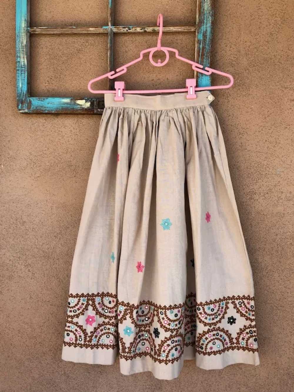 1950s Embroidered Linen Skirt Sz S W25 - image 3