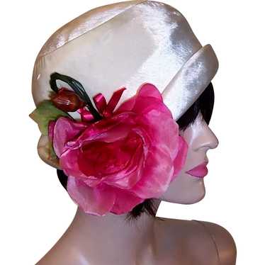Handsome White Silk Velvet Chapeau with Over-Size… - image 1
