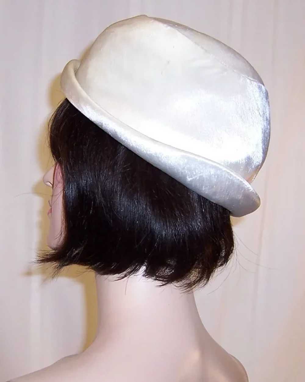 Handsome White Silk Velvet Chapeau with Over-Size… - image 3
