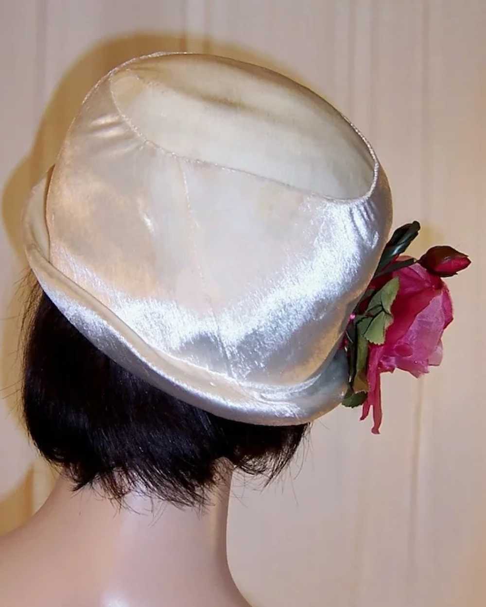 Handsome White Silk Velvet Chapeau with Over-Size… - image 4