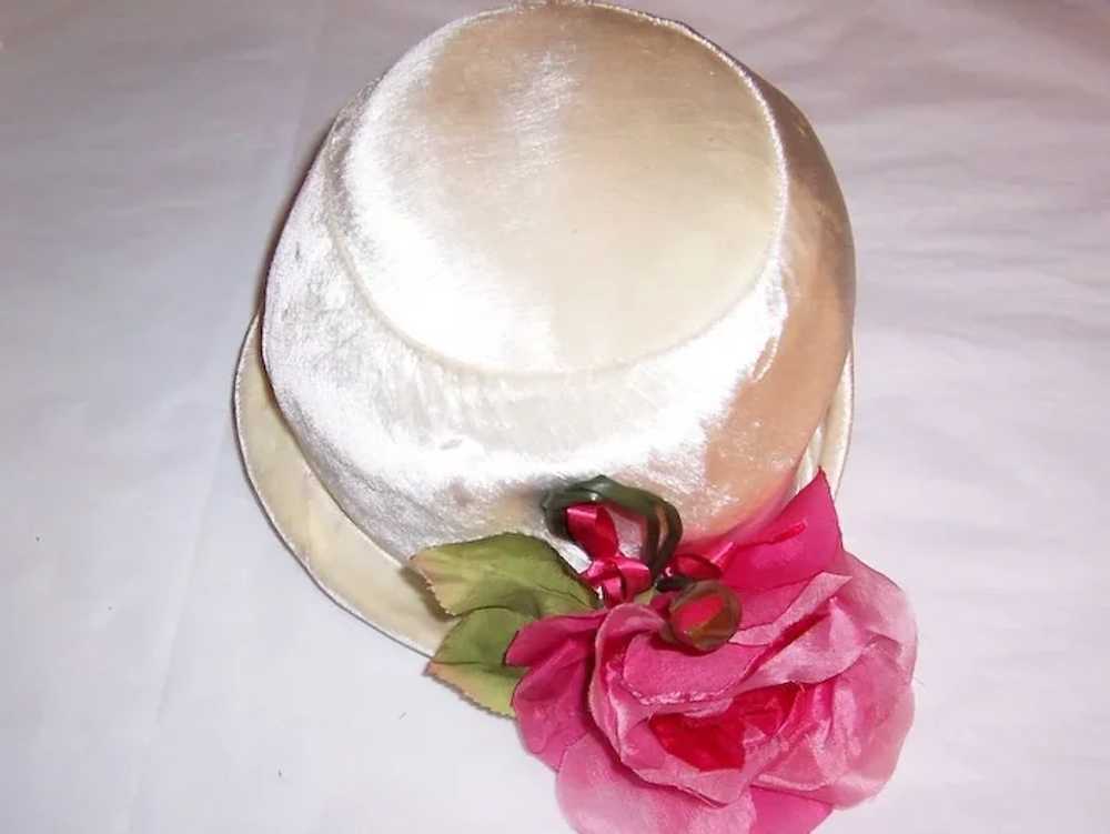 Handsome White Silk Velvet Chapeau with Over-Size… - image 6
