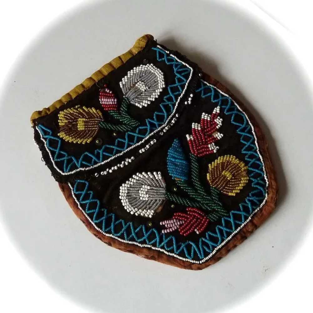 hexagonal beaded pouch with heart design, Iroquois people, 1870-1910,  cloth, glass beads, cotton thread, 7-1/4 x 7 x 1/2 in. (without handle)  10-1/4 x 7 x 1/2 in. (with handle), Textile and Fashion Arts Stock Photo -  Alamy