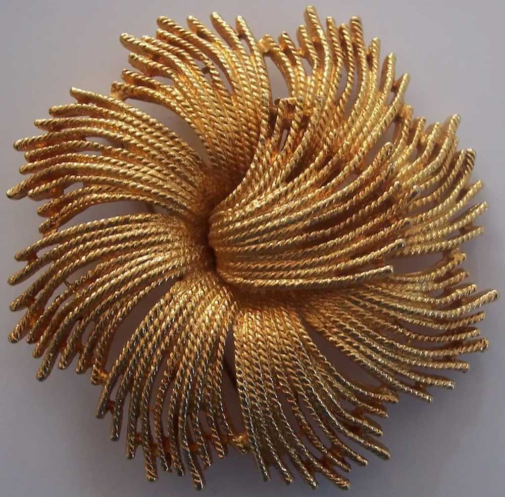 Huge Celebrity NY Star burst Brooch Gold tone - image 3