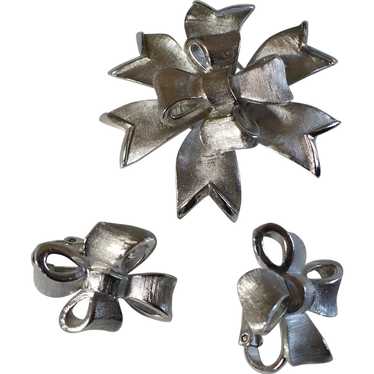 Trifari Bow Pin & earrings - image 1