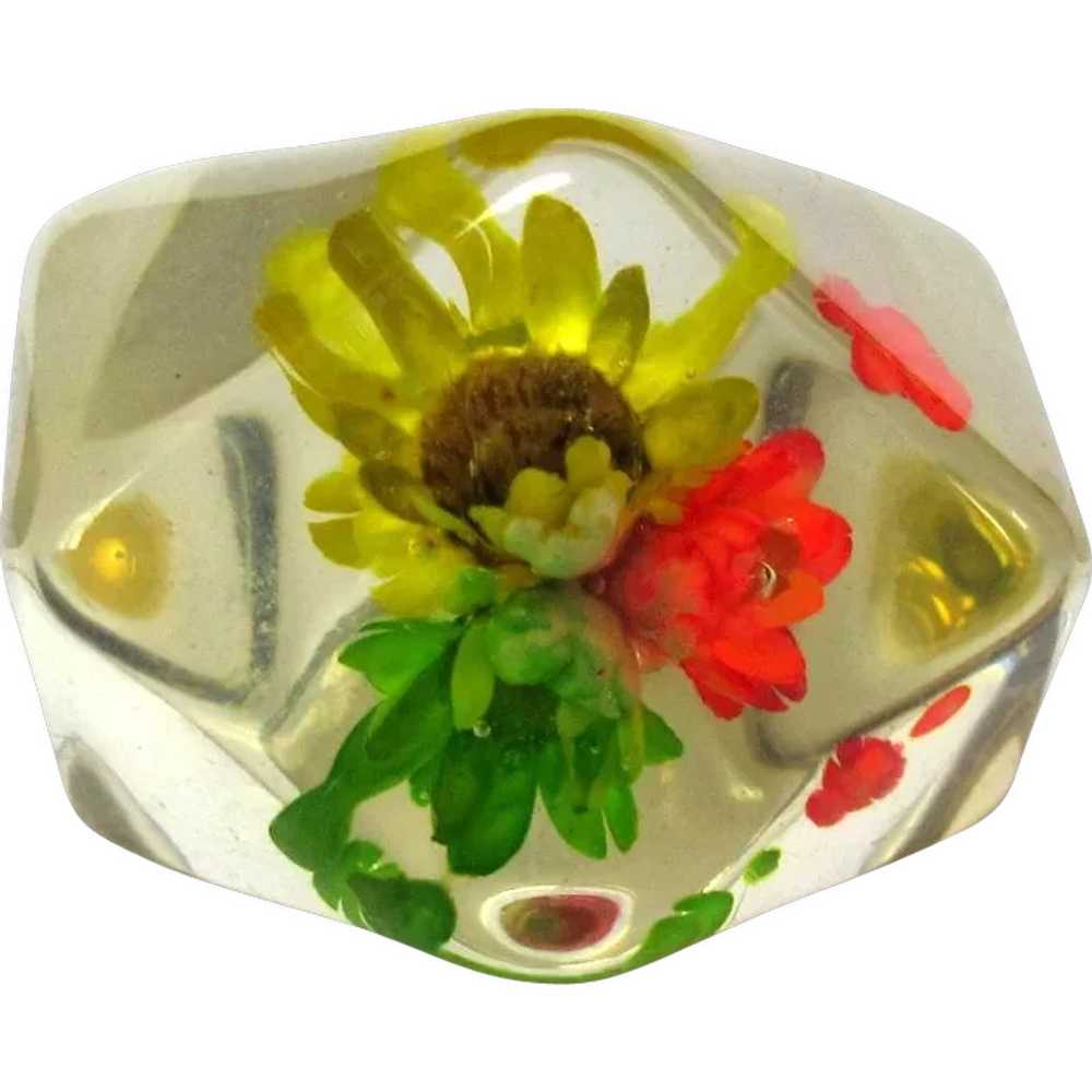 Vintage Lucite Ring, Embedded Straw Flowers, 1960… - image 1