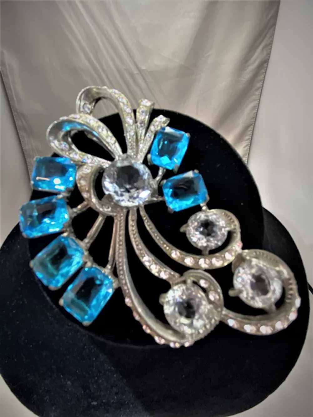 1930's Large rhinestone brooch - image 2