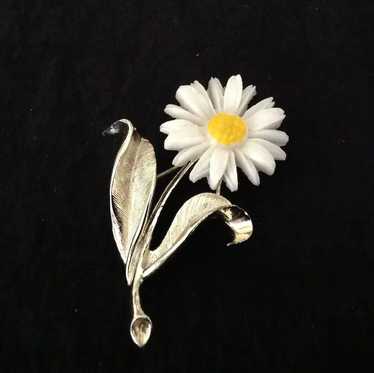 Sarah Coventry daisy pin with silvertone setting - image 1