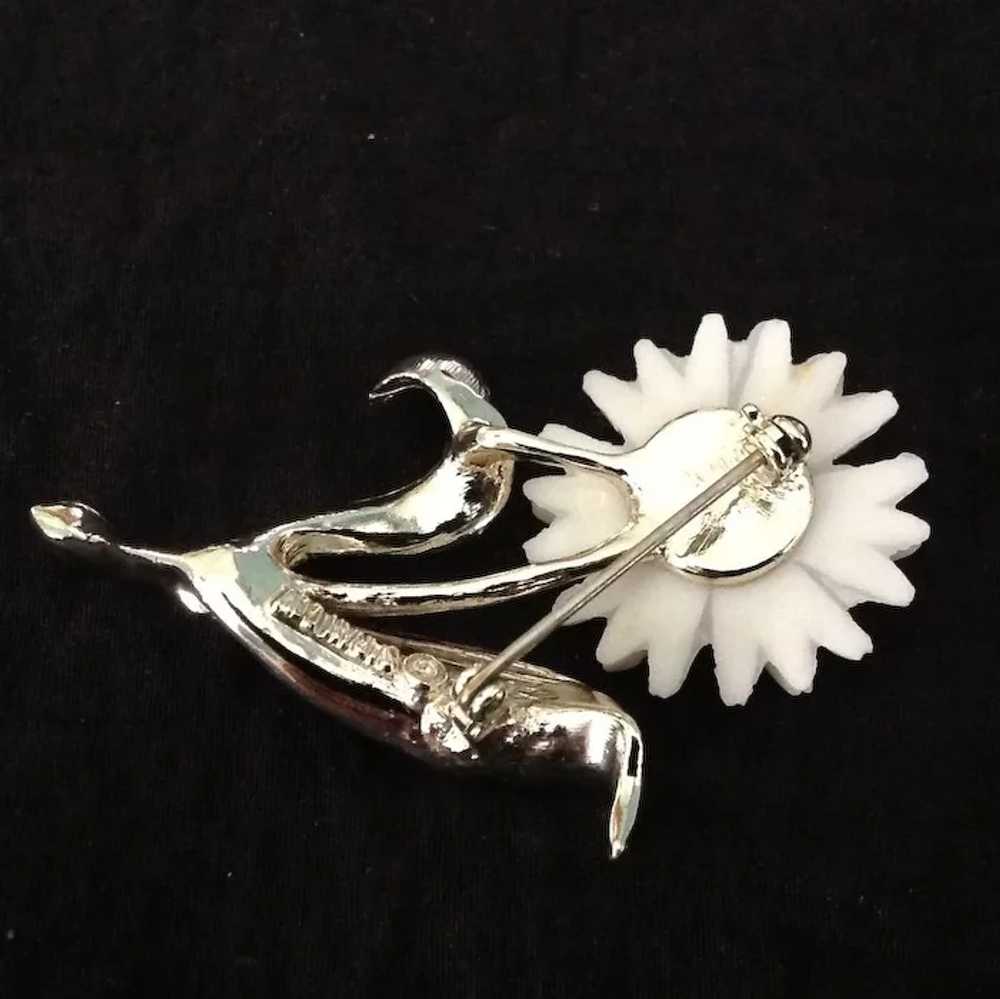 Sarah Coventry daisy pin with silvertone setting - image 2