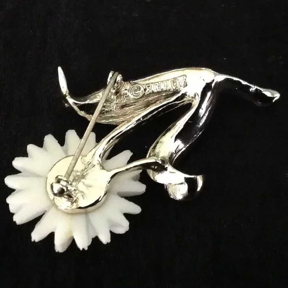 Sarah Coventry daisy pin with silvertone setting - image 3