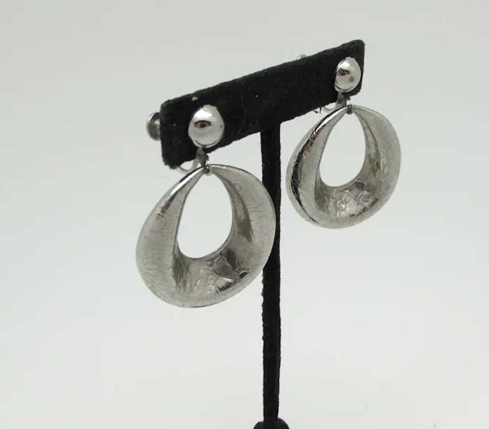 1960s Embossed Silvertone Metal Pendulum Earrings - image 2
