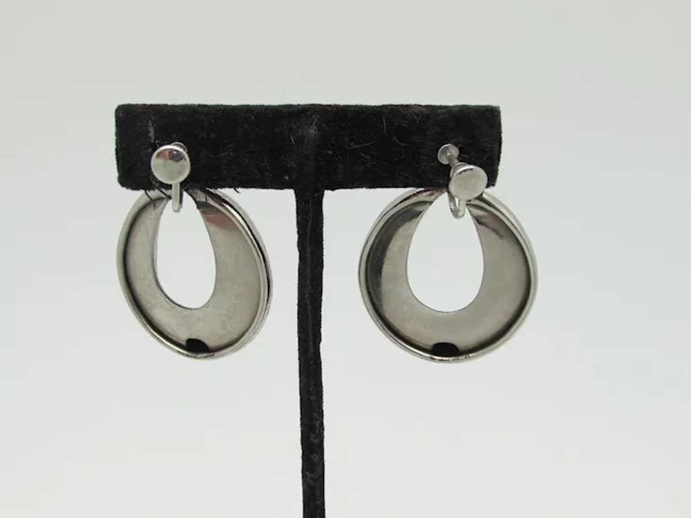 1960s Embossed Silvertone Metal Pendulum Earrings - image 3