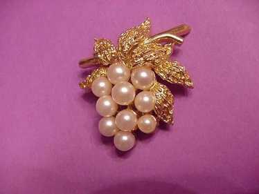 Vintage Costume Jewelry Trifari Faux Pearl Grapes… - image 1