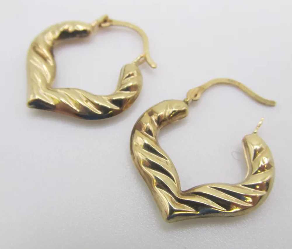 Vintage 9k Gold Textured Heart Hoop Earrings - image 3
