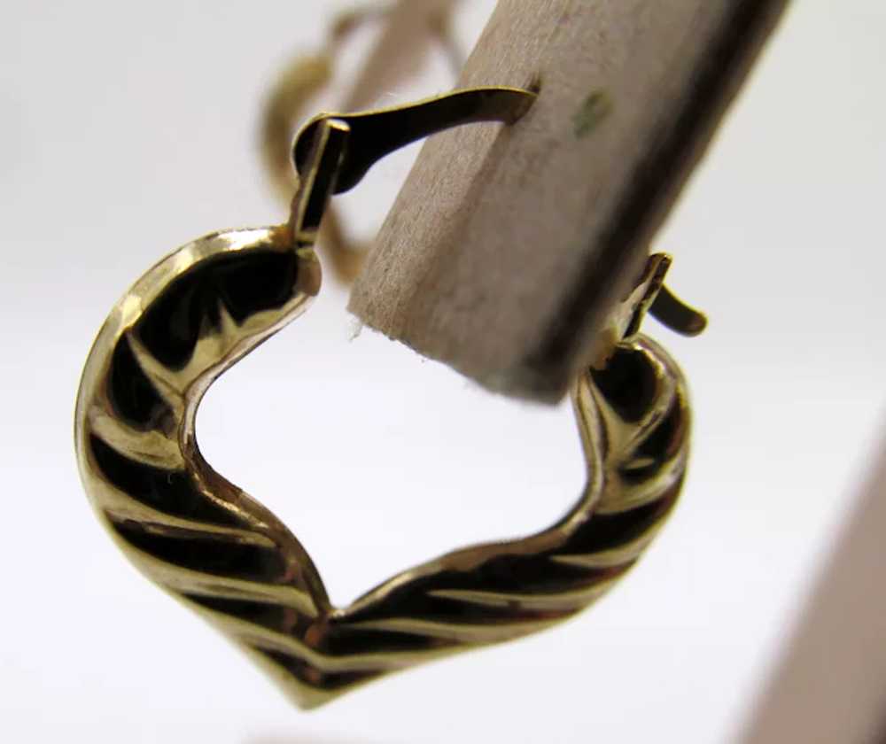 Vintage 9k Gold Textured Heart Hoop Earrings - image 4