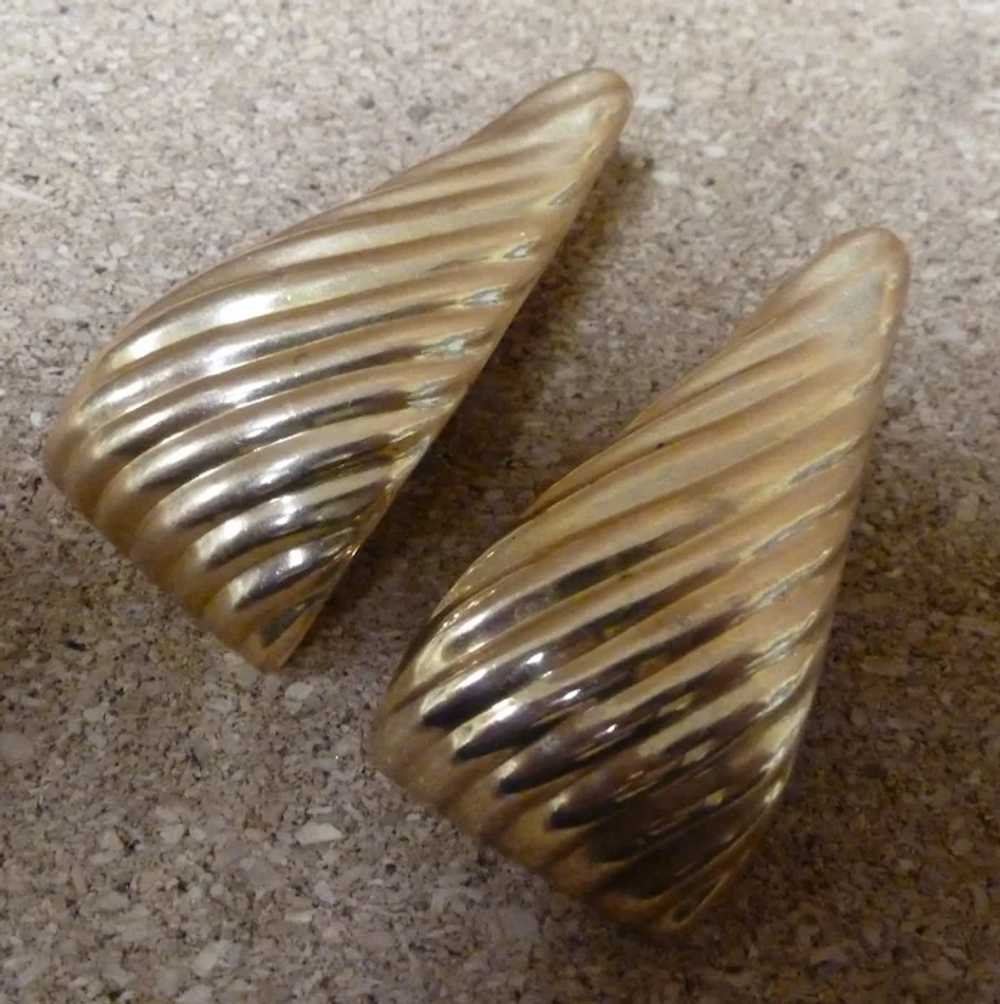 14K Yellow Gold 1980's Huge Ribbed Triangle Earri… - image 2