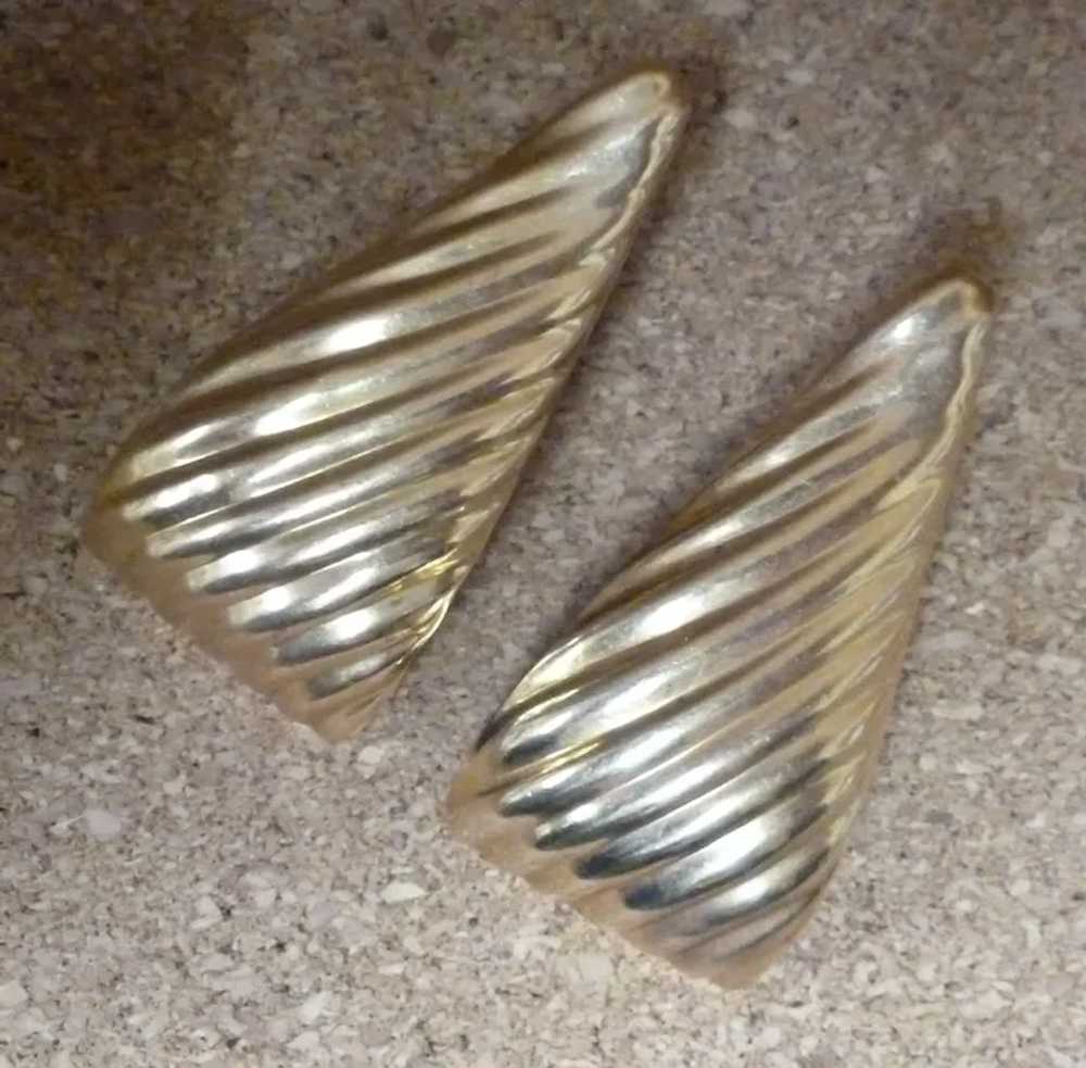 14K Yellow Gold 1980's Huge Ribbed Triangle Earri… - image 9