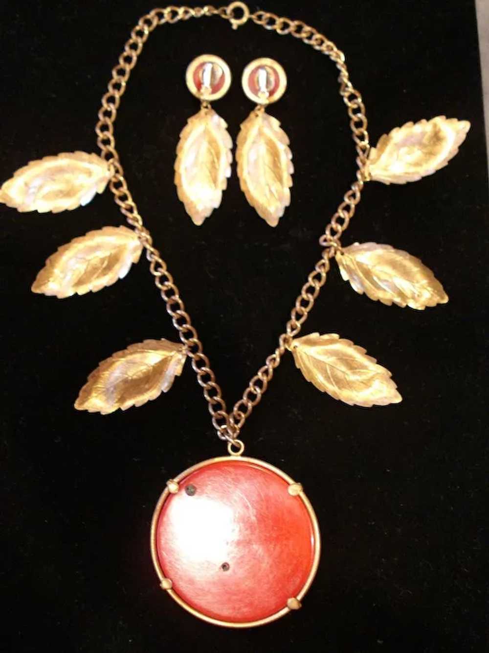 Early Plastic Pendant Necklace & Earrings Demi-Pa… - image 4