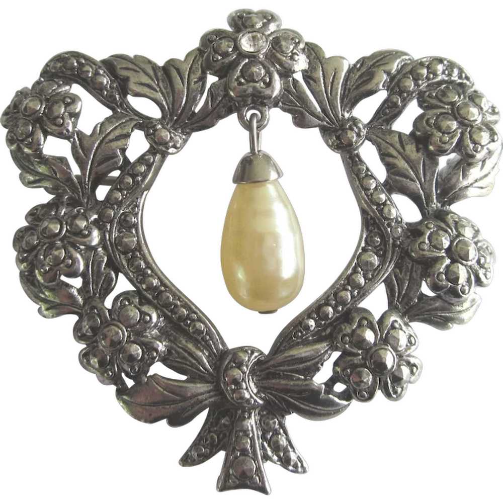 Romantic Vintage Ornate Heart Brooch With Faux Pe… - image 1