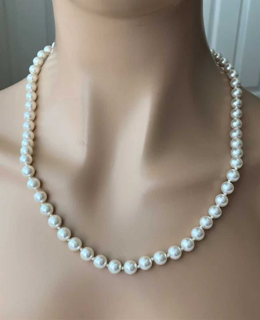 Lustrous White Faux Pearls Necklace - image 3