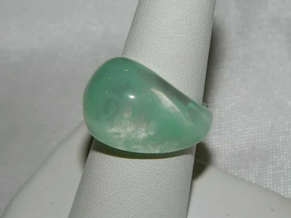 Early Lucite Domed Swirled Mint Green Ring sz 7 - image 4