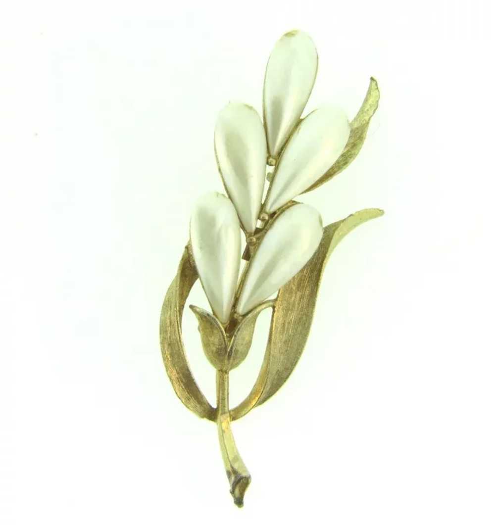 Signed Mamselle floral gold tone Brooch with imit… - image 4