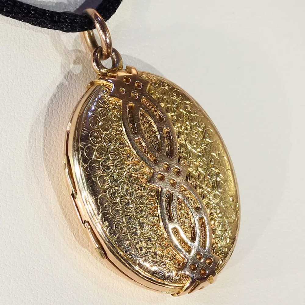 Antique Victorian 15k Gold Locket - image 3