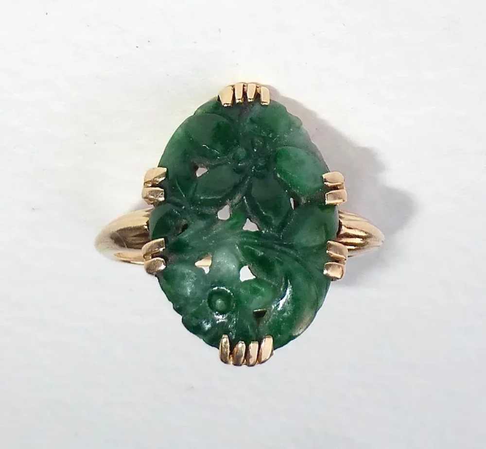 14k Yellow Gold Carved Floral Design Jade Ring - image 5