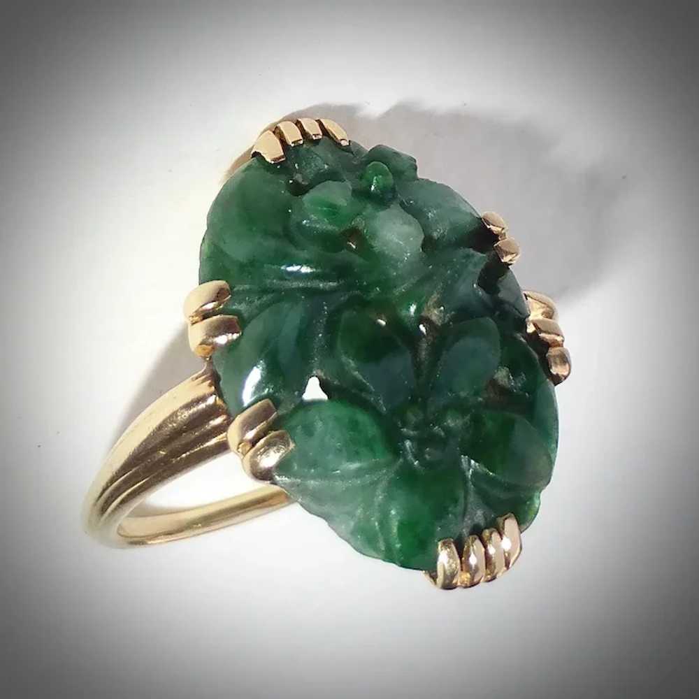 14k Yellow Gold Carved Floral Design Jade Ring - image 9