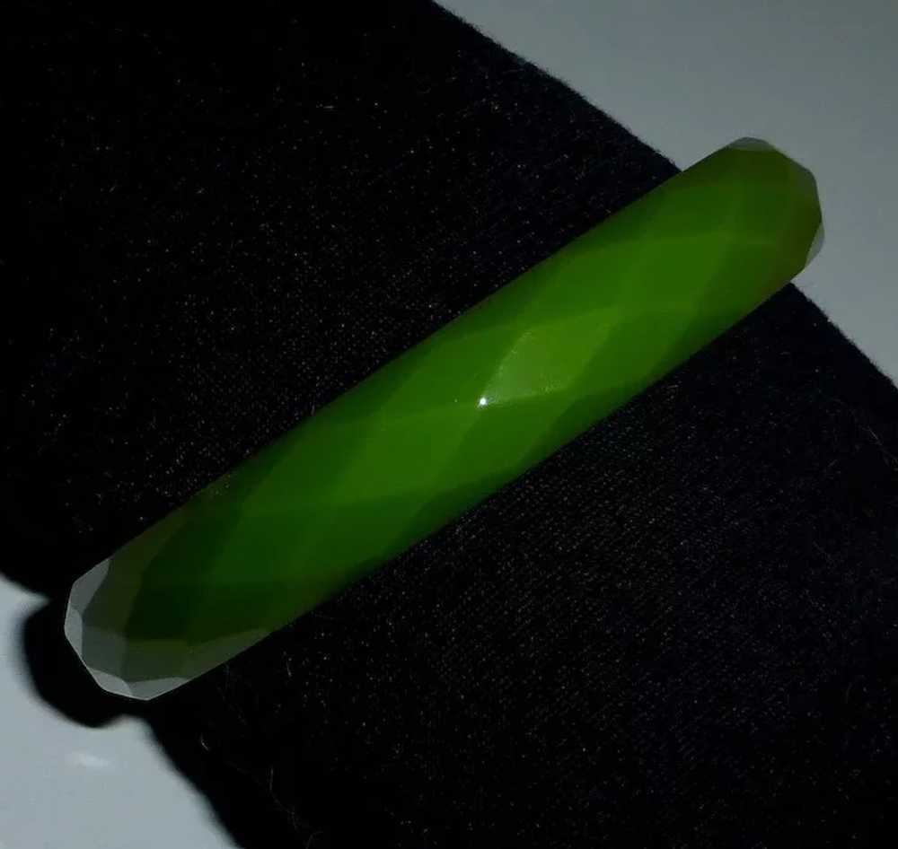 Bakelite Faceted Green Bangle Bracelet - image 7