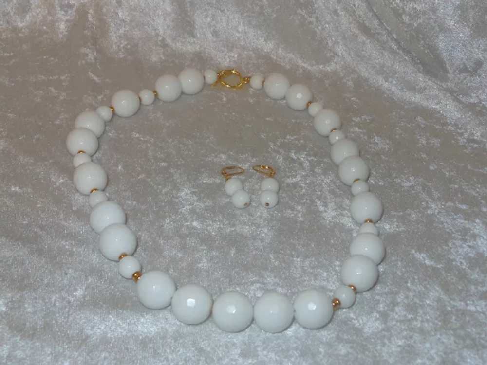 White Faceted Milk Glass Necklace with Gold Plate… - image 11