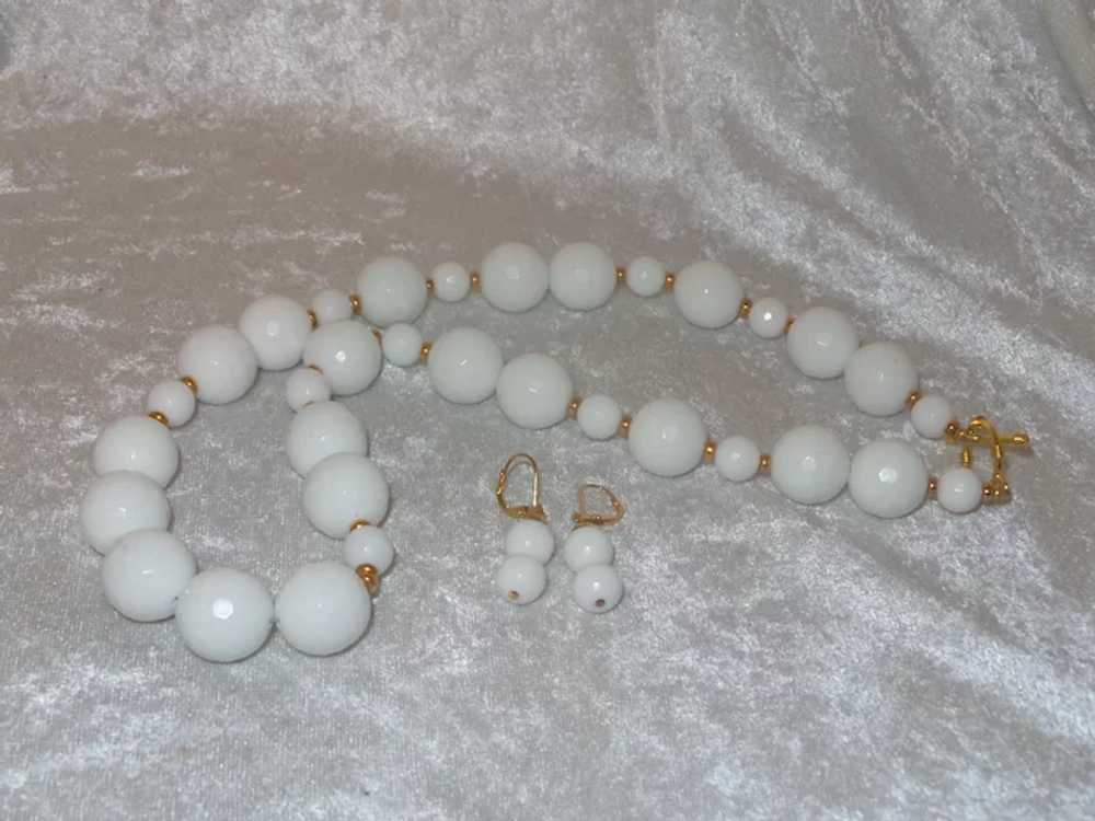 White Faceted Milk Glass Necklace with Gold Plate… - image 5